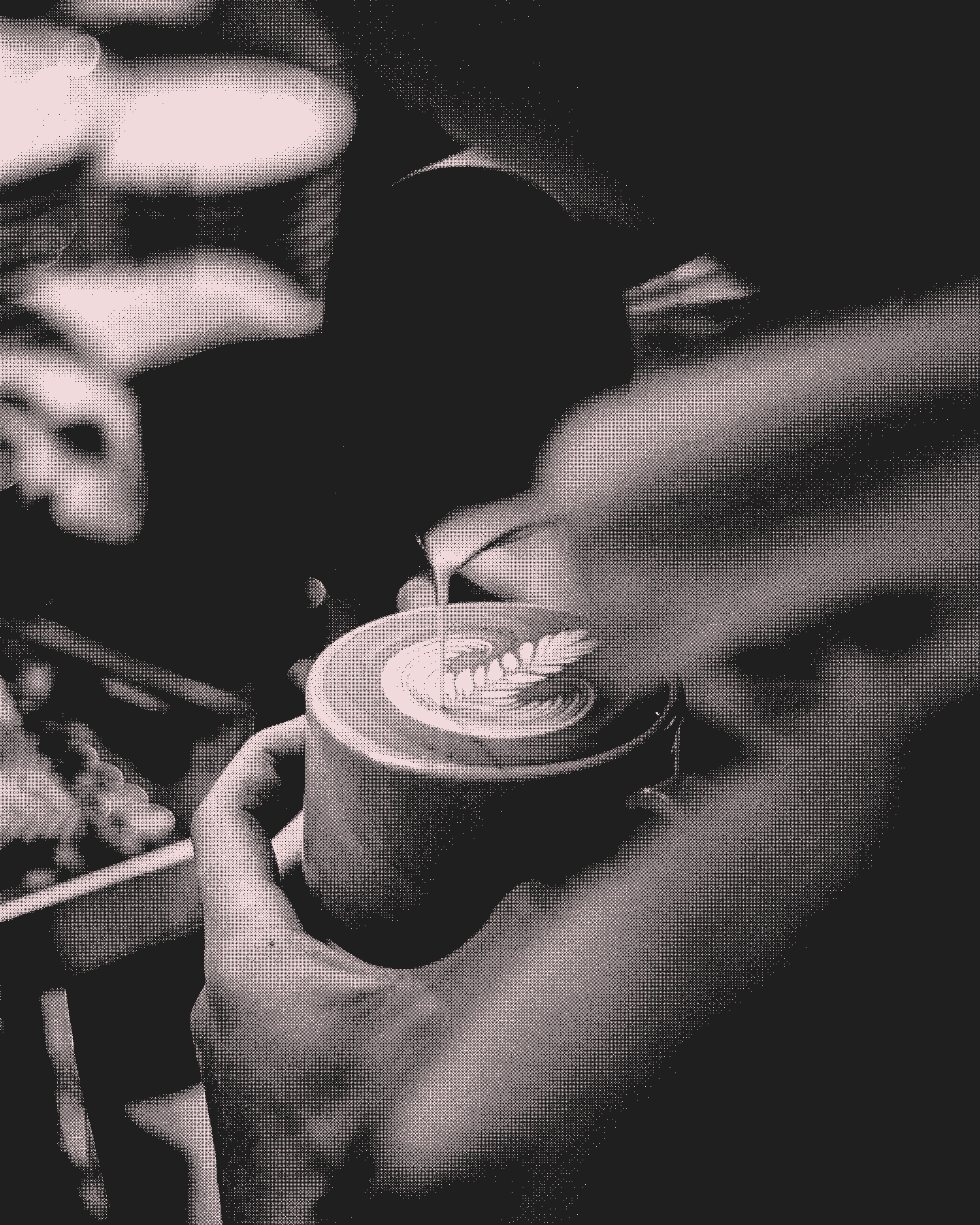 Barista gießt Rosetta-Latte-Art in eine Tasse