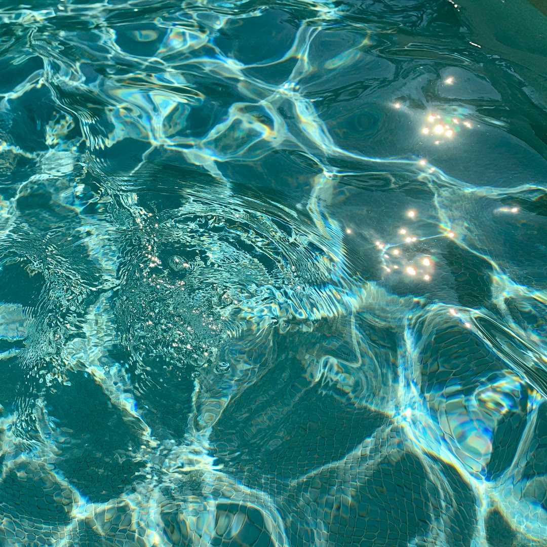 AI-generierte Textur: glitzernde blaue Wasseroberfläche