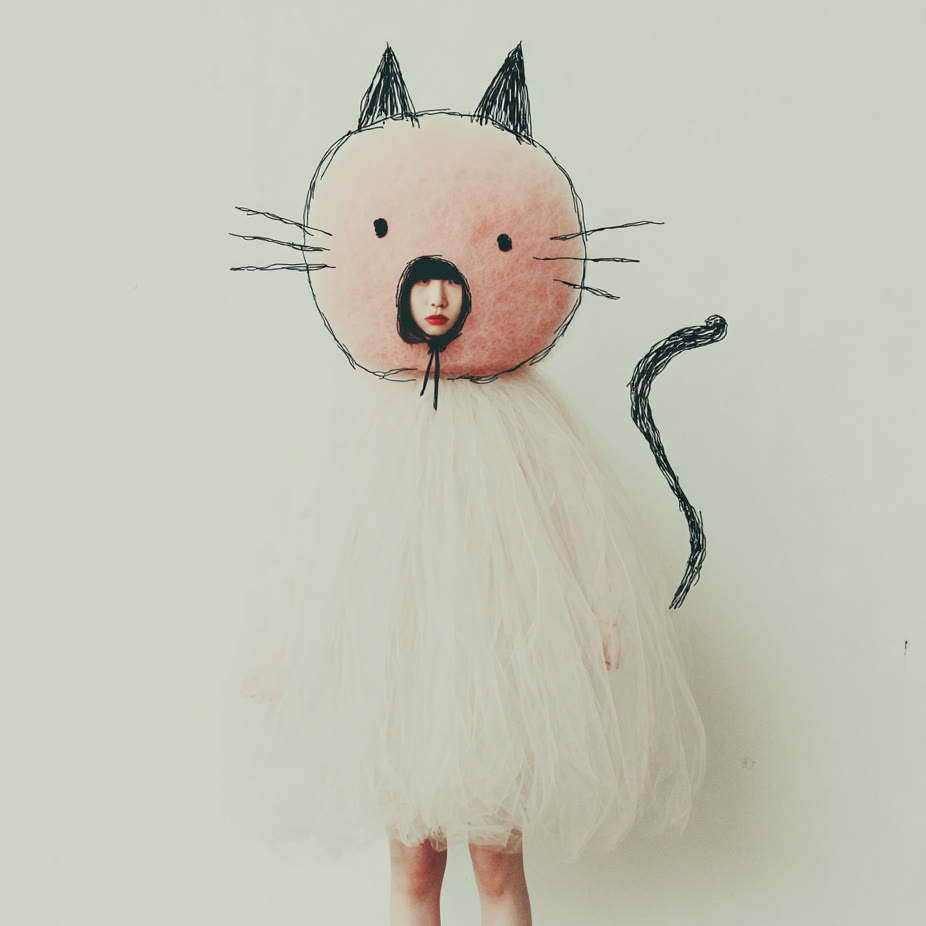 AI-generierte surreale Figur mit Katzenkopf im Tutu